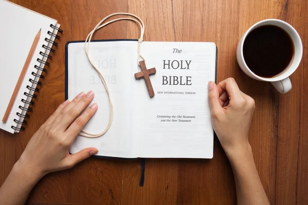 Chiangmai Thailand August 2015 Woman Reading New International Version Holy — Stock Photo, Image