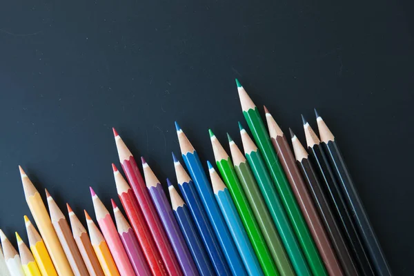 Lápices de color en blackborad — Foto de Stock
