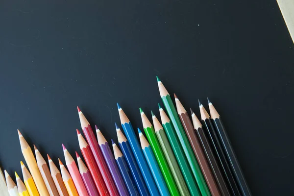 Crayons de couleur sur blackborad — Photo