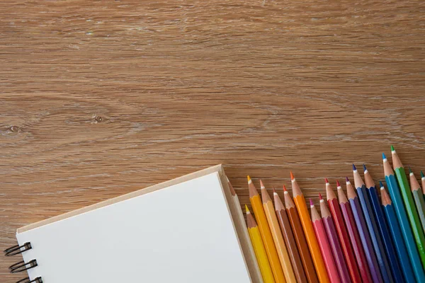 笔记本颜色铅笔 — 图库照片