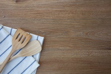 Ahşap mutfak gereçleri ve koyu ahşap masa keten mutfak havlu