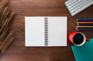 defter, kalem, ahşap masa ve kahve üzerinde çim woo