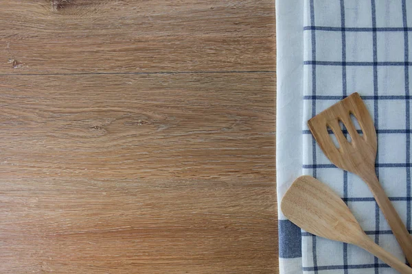 Utensili da cucina in legno e asciugamani da cucina in lino su tavolo in legno — Foto Stock