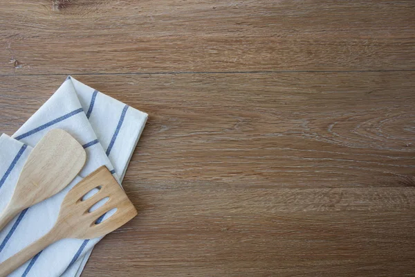 Деревянные кухонные принадлежности и постельное белье — стоковое фото