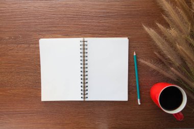 defter, kalem, ahşap masa ve kahve üzerinde çim woo