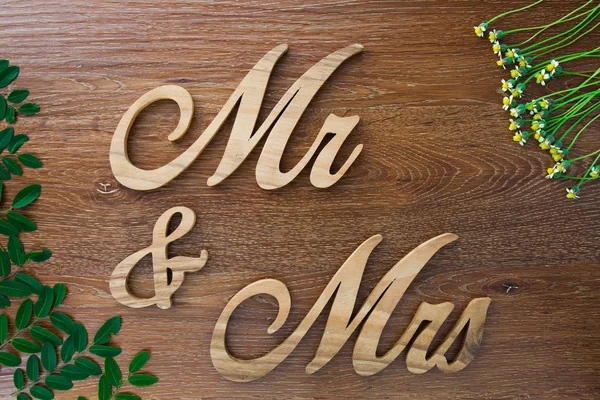 Word "Mr. и миссис "на деревянном фоне — стоковое фото