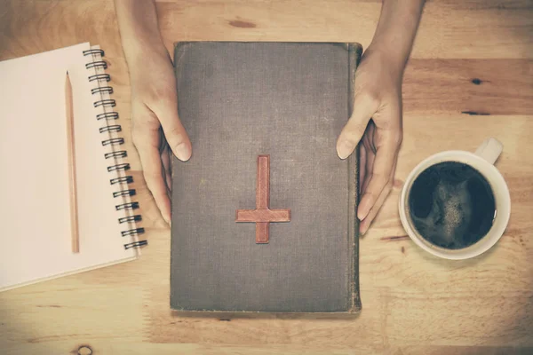 Vintage tone of wooden Christian cross on the Bible during praye — Stock Photo, Image