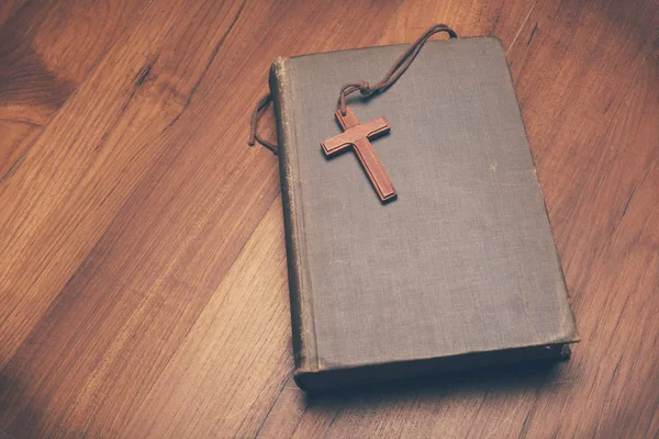 Vintage tone drewniane chrześcijańskiej krzyż naszyjnik na Pismo Święte — Zdjęcie stockowe