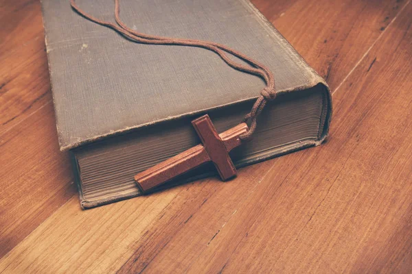Vintage tone of wooden Christian cross necklace on holy Bible — Stock Photo, Image