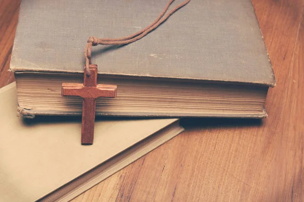 Vintage Toon van houten Christian halsketting kruis op de Heilige Bijbel — Stockfoto