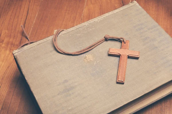 Vintage ton de collier en bois croix chrétienne sur la sainte Bible — Photo