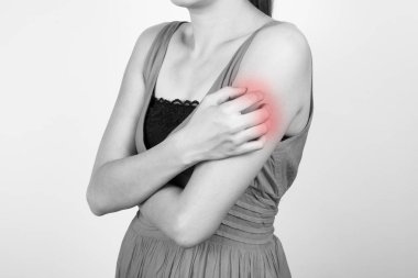 Kolunu kaşıyan bir kadın..