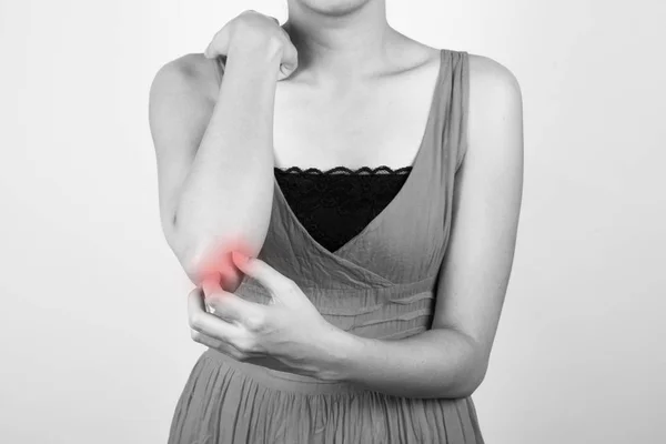 Frau kratzt sich am Ellbogen. — Stockfoto