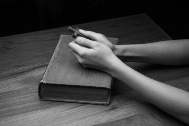 Eller kutsal Incil üzerinden dua katlanmış