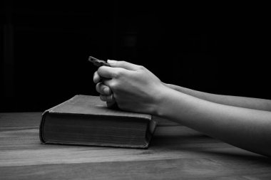 Eller kutsal Incil üzerinden dua katlanmış