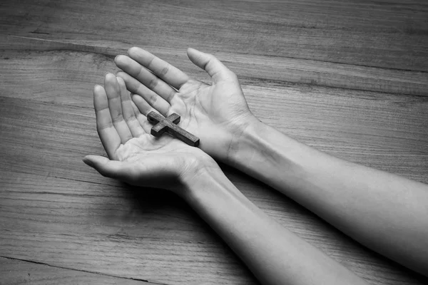 Croix en bois dans les mains — Photo