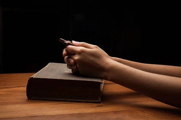 Mãos dobradas em oração sobre a Bíblia Sagrada — Fotografia de Stock