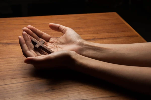 Wooden cross in the hands — Stock Photo, Image