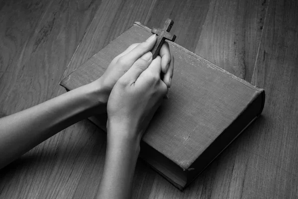 Les mains jointes dans la prière sur la Sainte Bible — Photo