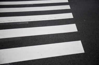 yaya geçidi, zebra trafik yürüyüş yolu asfalt yol üzerinde