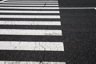 yaya geçidi, zebra trafik yürüyüş yolu asfalt yol üzerinde
