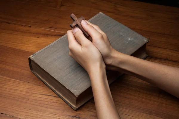 Mani giunte in preghiera sulla Sacra Bibbia — Foto Stock