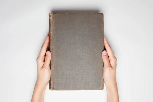 Handen houden het boek te dekken geïsoleerd in het wit. — Stockfoto