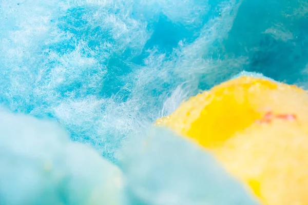 背景の柔らかい色でカラフルな綿菓子 — ストック写真