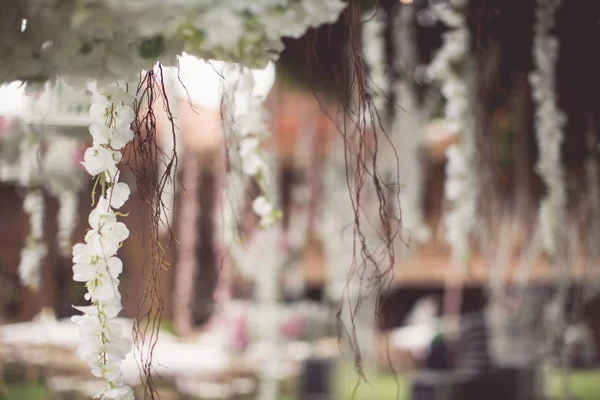 Vintage-Ton des kurzen Fokus der schönen Blumendekoration während der Hochzeit — Stockfoto