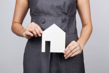 kağıt ev tutan kadın resmi