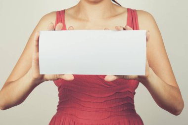 Boş beyaz afiş ile genç kadın portre Vintage sesi, 