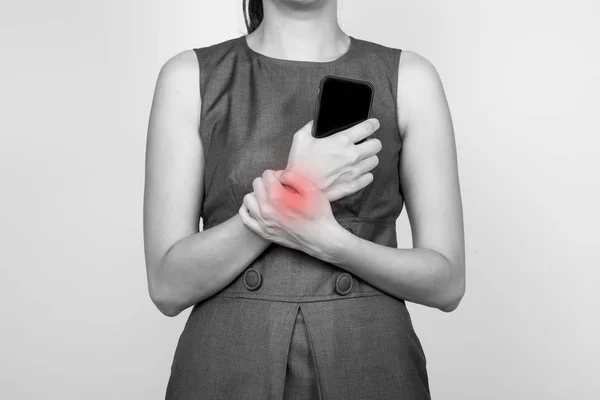 Geschäftsfrau mit Schmerzen am Handgelenk — Stockfoto