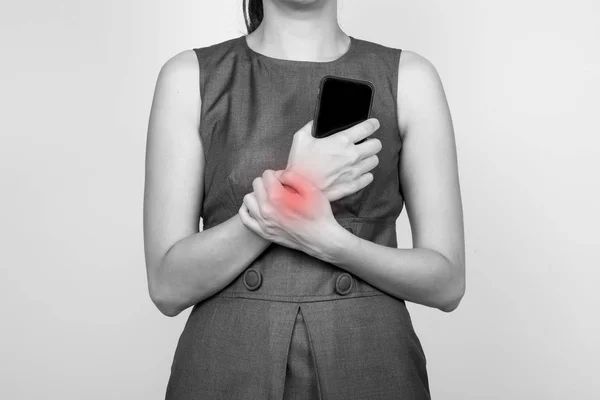 Femme d'affaires avec douleur au poignet — Photo