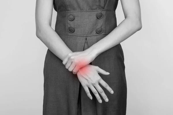 Femme d'affaires avec douleur au poignet — Photo