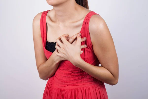 a women has a heart attack or chest pain