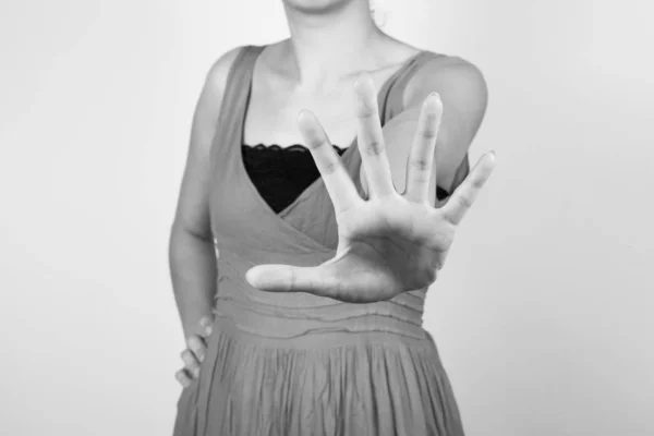 Mladá žena ukazuje své popření s NE na ruce — Stock fotografie