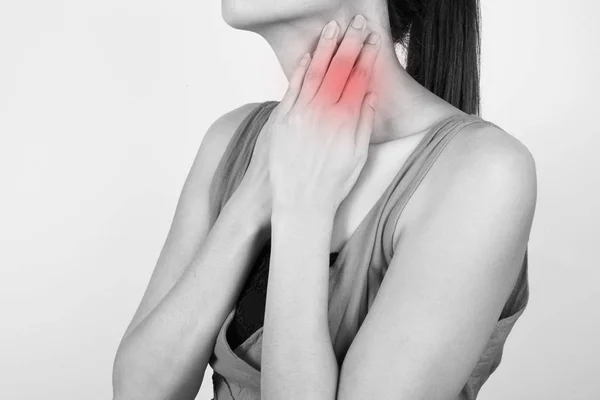Beyaz bir arka plan üzerinde boğaz ağrısı kadın — Stok fotoğraf