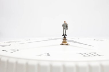 saat üzerinde bir işadamı 