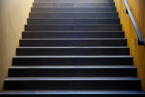Unterirdischer Gang mit Treppe am glühenden Ende — Stockfoto