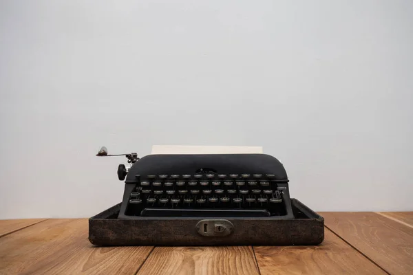 Stara maszyna do pisania w stylu retro na stole — Zdjęcie stockowe