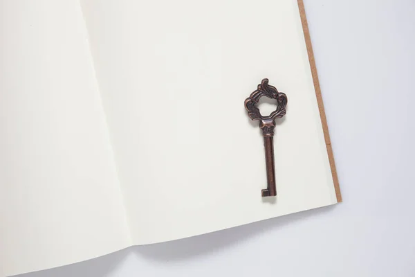 Vintage Schlüssel mit Notizbuch — Stockfoto