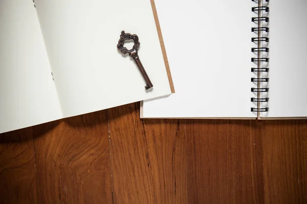 Vintage nyckel med anteckningsbok — Stockfoto