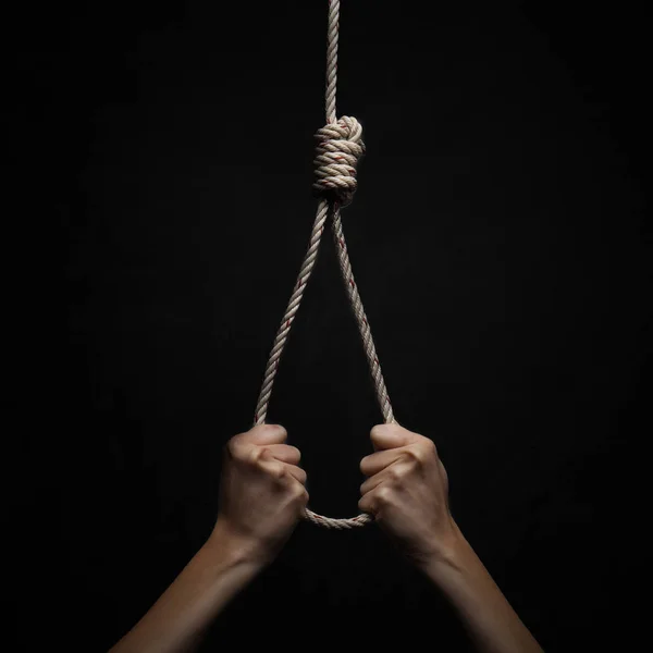 Руки держат веревку скользко в концепции самоубийства — стоковое фото