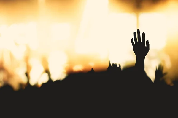 Silhouette persone alzando le mani — Foto Stock