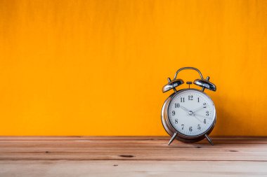 Masa ön turuncu duvar arka planda Retro çalar saat