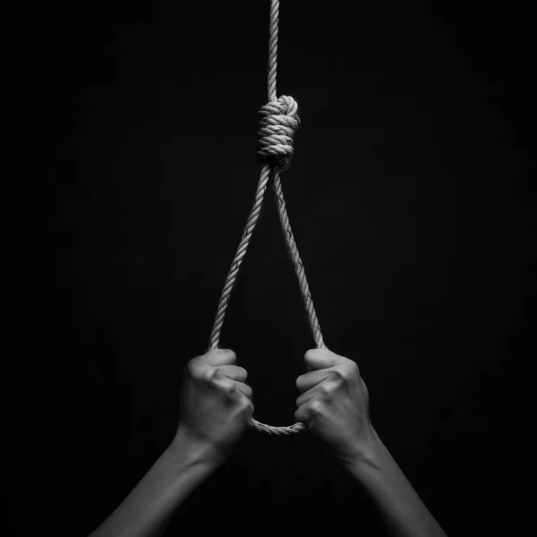개념 자살에 로프 매듭을 잡고 손 — 스톡 사진