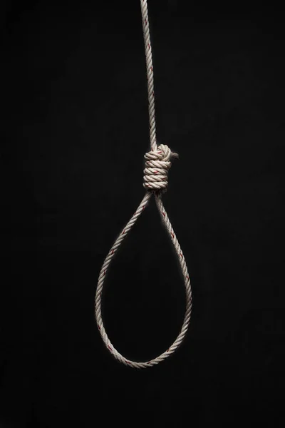 Manos sosteniendo un nudo de cuerda en concepto de suicidio —  Fotos de Stock