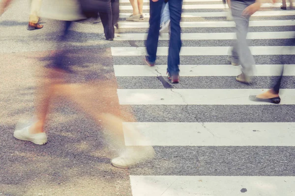 Alter Bewegungston verschwommen Fußgänger, die Straße überqueren — Stockfoto