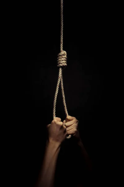 Manos sosteniendo el nudo de cuerda en concepto de suicidio —  Fotos de Stock