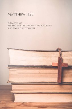 Matthew 11:28 kitap arka planda ahşap haç Vintage tonu